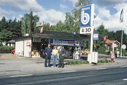 Familjen Petersson på macken i Hasselstad, där bensinen kostade 4.30 litern, 1989.