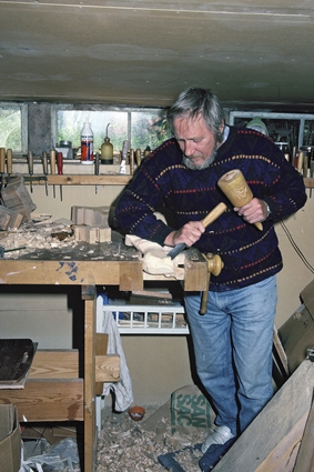 Bildhuggaren Esse Adolfsson arbetar i snickarverkstaden hemma i Kuggeboda, 1989.