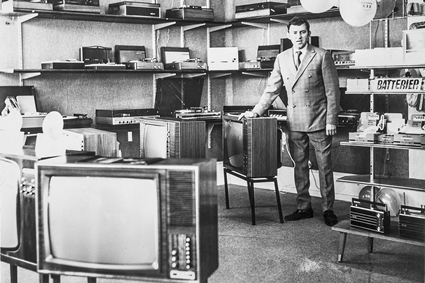 Köpman Gösta Persson när han öppnade Kallinge Radio/TV i Kallinge, 1968.