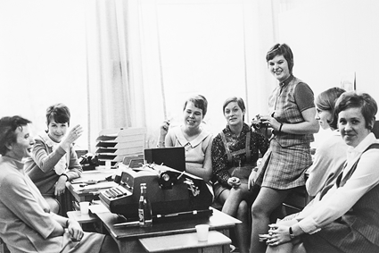 Sju av tjejerna på orderskrivningen, Kockums Jernverk i Kallinge, 1969.