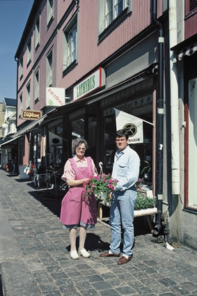Karin Ekenström och Lars Panzar på Lathyrus Blomsterhandel, Kungsgatan 19 i Ronneby, 1989.