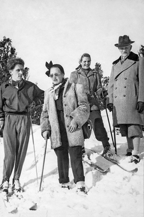 Willi och Bea Senn på skidor tillsammans med Oscar och Gertrud Nilsson, tidigt 1950-tal.