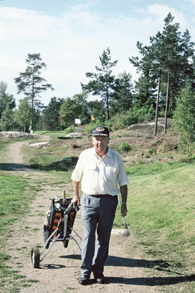 Arne "Isen" Israelsson kopplar av med en golfrunda på Ronneby Golfklubbs bana, 1989.