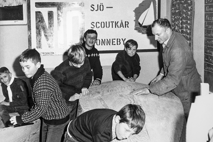 Patrull Viggen i NTO Ronneby Sjöscoutkår bygger toppjollar, 1965.