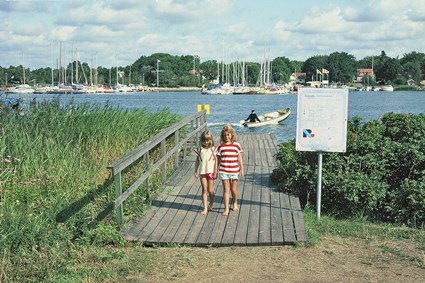 Sommarparadiset Karön i Ronnebyskärgården med båthamnen i Ekenäs i bakgrunden, augusti 1989.