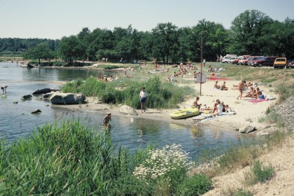 Vid badplatsen i Millegarne, sydöstra delarna av Ronneby kommun, juli 1989.