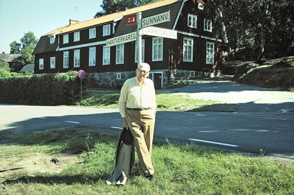 Författaren Sven Edvin Salje står vid Hantverkaregatan i Jämshög, i bakgrunden Jämshögs Hembygdsmuseum, augusti 1989.